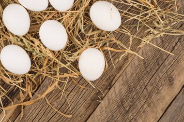 Tavuk yumurtası saman ve ahşap tablo. 