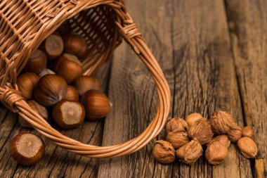 Eski ahşap masa üzerinde bir sepet içinde fındık. 