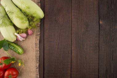 Eski ahşap masa olgun sebze. 