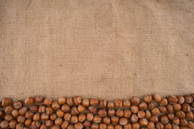 Jüt çanta arka plan üzerinde doğal, kırılmamış fındık. 