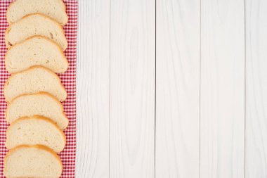 Tahta bir masada bir somun ekmek.. 