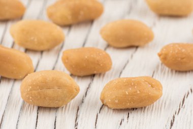 Tuzlu fıstık beyaz eski ahşap tablo. 