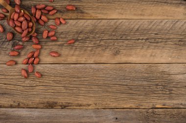 Tahta kaşık eski bir ahşap zemin üzerine fıstık.