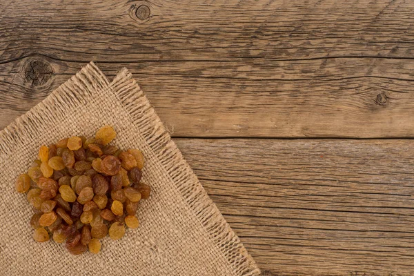 Raisins  on the old wooden table. — Stock Photo, Image