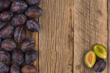 Koyu ahşap bir masa üzerinde taze Erik. 