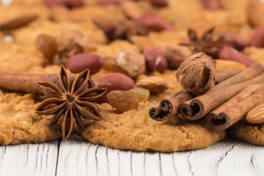 Badem ve eski ahşap masa üzerinde kuru üzüm ile tatlılar. 