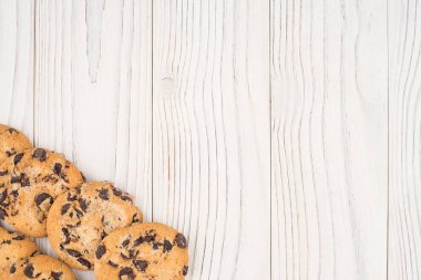 Çikolata kurabiye closeup beyaz eski ahşap tablo. 