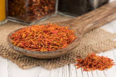 Safran bir tahta kaşık ve bir eski Beyaz ahşap tablo. 