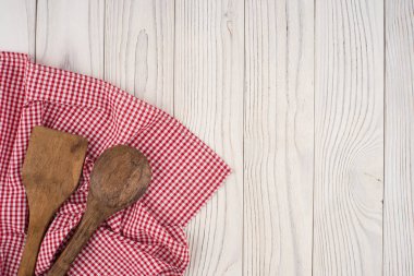 Tahta kaşık ve bir peçete ve eski bir beyaz tahta sekmesinde spatula