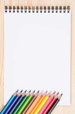 Beyaz ahşap tablo kalemleri ile boş.