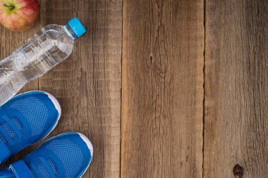 Düz Spor donatımı atış yatıyordu. Spor ayakkabı, su, kulaklık ve