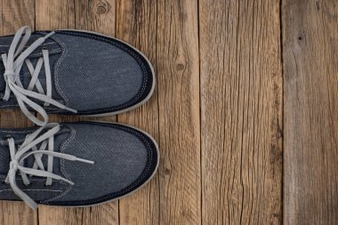 Ahşap arka plan ile mavi spor ayakkabı.