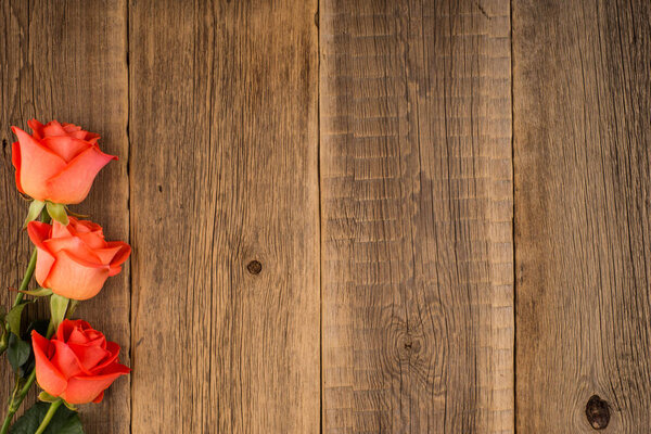 Розы на старом деревянном столе
.