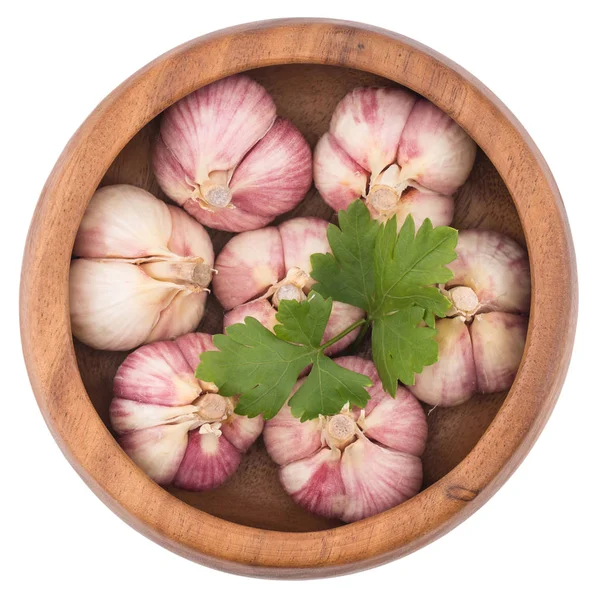 Garlic in a wooden bowl. Isolated on white background. — Stock Photo, Image