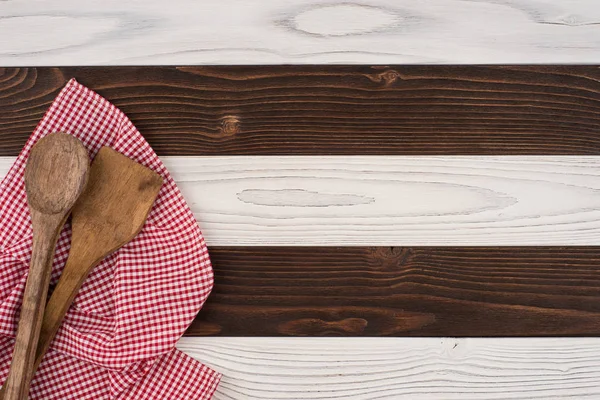 Cuchara y espátula sobre mesa de madera vieja . — Foto de Stock