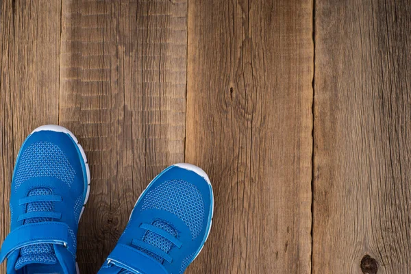 Синій Кросівки з дерев'яними тлі — стокове фото