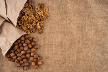 Ceviz ve fındık Sivas'tan kağıda içinde. 