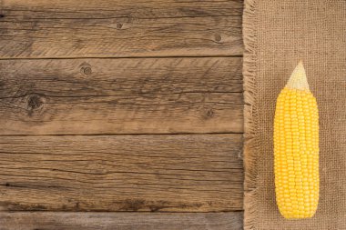 Eski bir ahşap masa üzerinde Mısır kulak. 