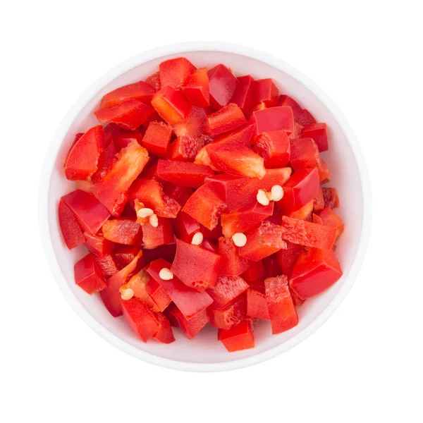 Gesneden paprika in een witte kom. Geïsoleerd op witte achtergrond. — Stockfoto
