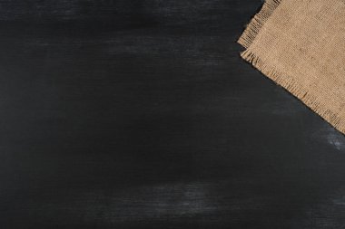 Siyah bir kara tahta çuval bezi. 