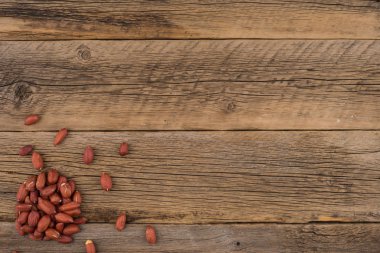 Eski ahşap masa soyulmuş fıstık. 