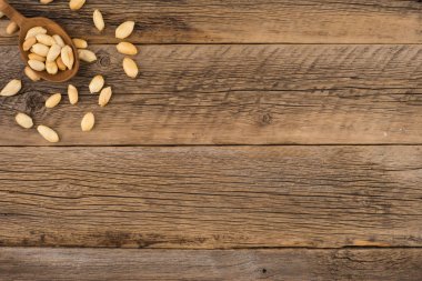 Tahta kaşık eski bir ahşap zemin üzerine fıstık. 