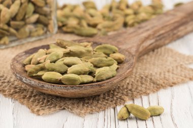 Kakule bir tahta kaşık ve bir eski Beyaz ahşap tablo. 