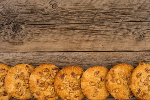 Koekjes met pindakaas op oude houten tafel. — Stockfoto