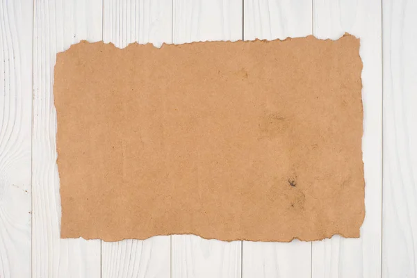 Oud papier op een oude witte houten tafel. — Stockfoto