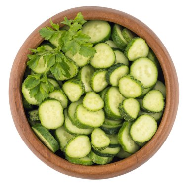  Beyaz arka plan üzerinde ahşap kase taze dilim salatalık.