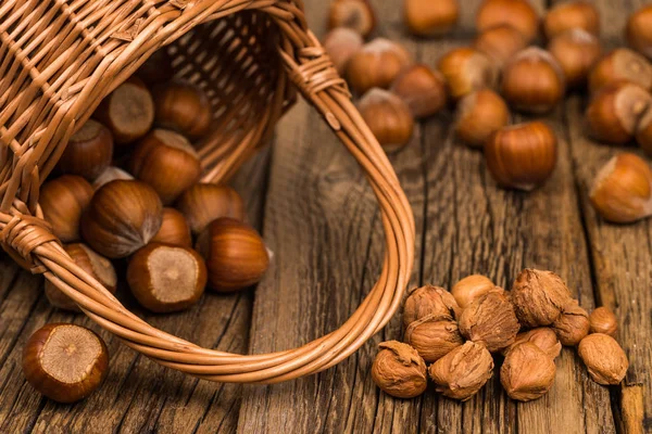 Nocciole in un cesto su un vecchio tavolo di legno . — Foto Stock