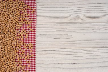 Nohut bir kırmızı peçete ve eski Beyaz ahşap masa. 