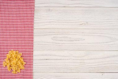 Makarna mutfak peçete ve eski bir beyaz tahta masa. 