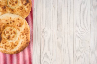 Eski Beyaz ahşap masa Özbek ekmek. 