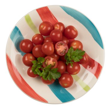 plaka üzerinde taze domates. Beyaz arka plan üzerinde izole.