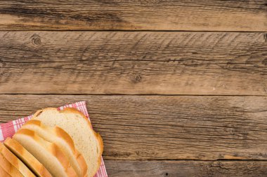 Tahta bir masada bir somun ekmek..