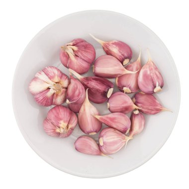 Sarımsak beyaz bir tabak içinde. Beyaz arka plan üzerinde izole.