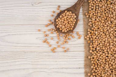 Eski ahşap masa üzerinde bir tahta kaşık nohut. 