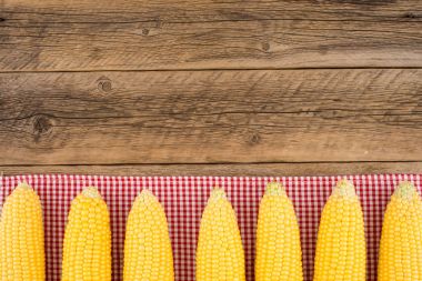 Mısır bir mutfak peçete ve ahşap masa. 