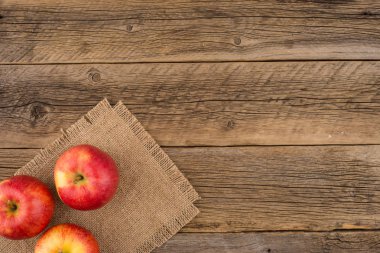 Eski ahşap masa üzerinde kırmızı elmalar. 