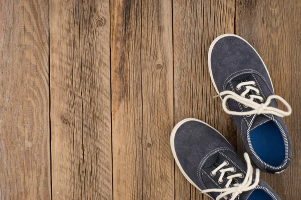 Джинси кросівки на дерев'яному фоні . — стокове фото