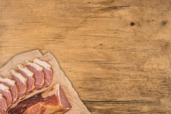 Carne defumada em uma mesa de madeira. — Fotografia de Stock