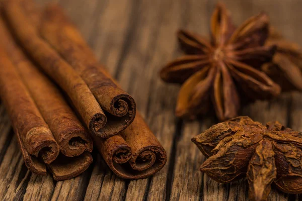 Star anise and cinnamon on old wooden table. — Stock Photo, Image