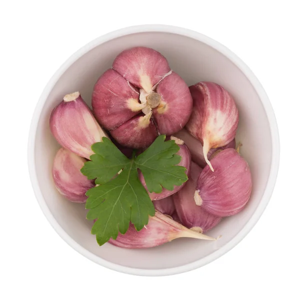 Garlic in a white bowl. Isolated on white background. — Stock Photo, Image