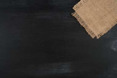 Siyah bir kara tahta çuval bezi. 