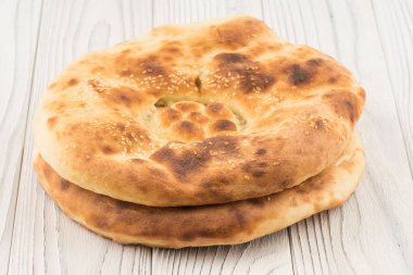 Eski Beyaz ahşap masa Özbek ekmek. 