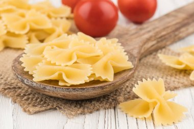 Makarna bir tahta kaşık ve bir eski Beyaz ahşap tablo. 