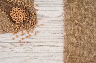 Eski ahşap masa üzerinde bir tahta kaşık nohut. 