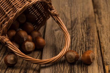 Eski ahşap masa üzerinde bir sepet içinde fındık. 