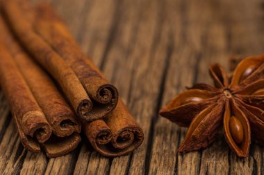 Yıldız anason ve tarçın eski ahşap tablo. 